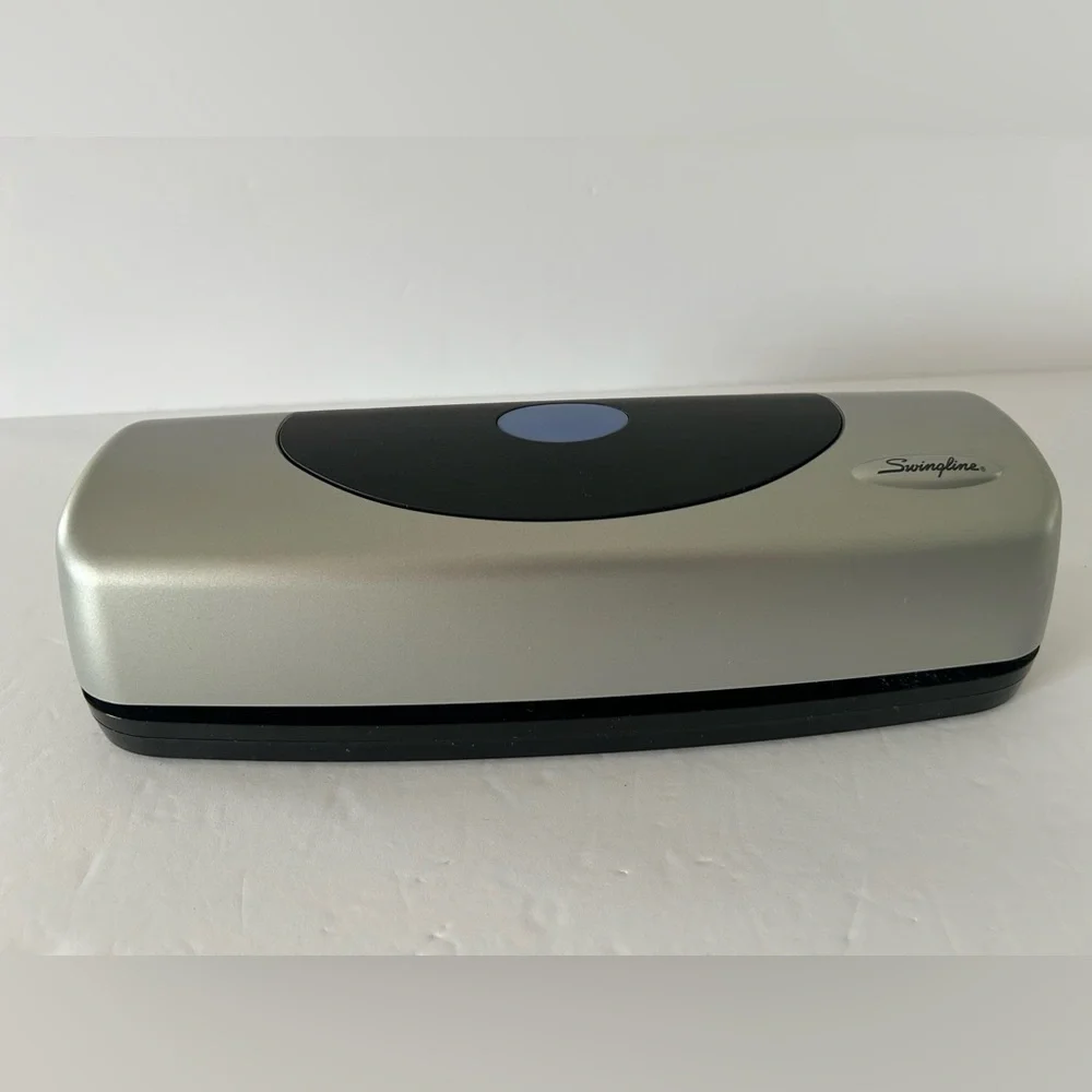 Swingline (2007) Electric Portable Desktop 3-Hole Punch - Batteries Not Included - Picture 5 of 17